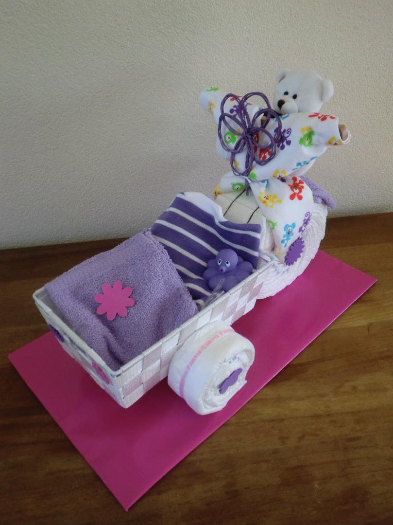 Een Helma Weitering luierkado of luierkado's met daarin luiers en andere kraamkado's en kraamartikellen :: door Ruben Scheedler